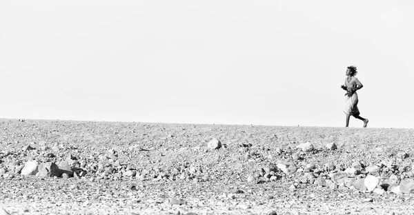 Etiyopya, Danakil-Ocak 2018--rock çölde yürüyen kimliği belirsiz adam yaklaşık