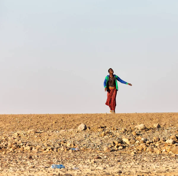 Etiyopya, Danakil-Ocak 2018--rock çölde yürüyen kimliği belirsiz adam yaklaşık