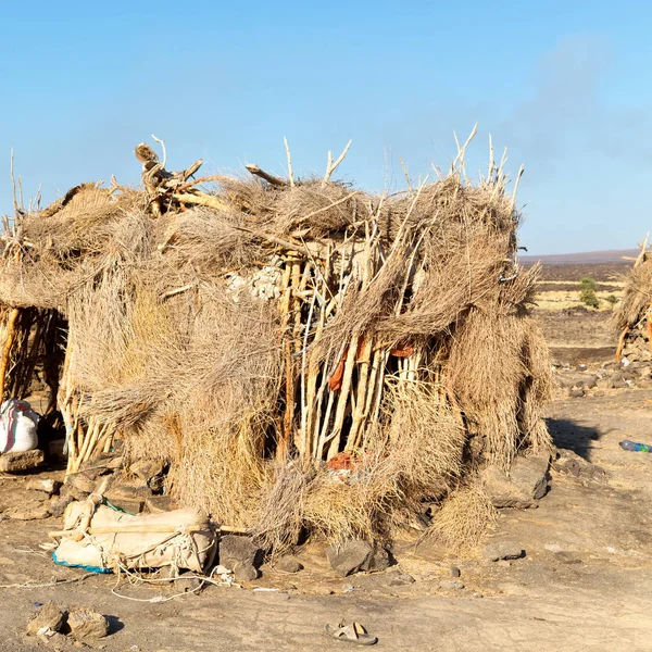 在埃塞俄比亚非洲的人在石头沙漠的穷人的房子 — 图库照片