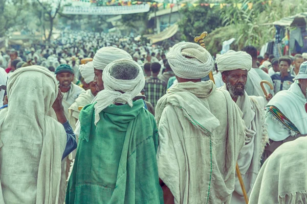 Etiyopya, Lalibela-Ocak 2018--genna celebratio kalabalık içinde kimliği belirsiz kişi dolaylarında