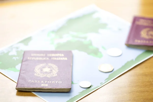 Sfocatura Passaporto Sullo Sfondo Della Mappa Del Mondo Come Concetto — Foto Stock