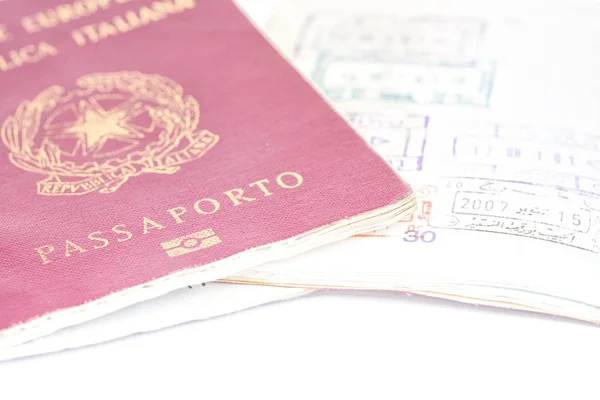 Θάμπωμα Και Διαβατήριο Στο Λευκό Φόντο Σαν Ιδέα Του Ταξιδιού — Φωτογραφία Αρχείου