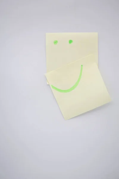 Witte Achtergrond Lege Ruimte Glimlach Post Als Concept Van Geluk — Stockfoto