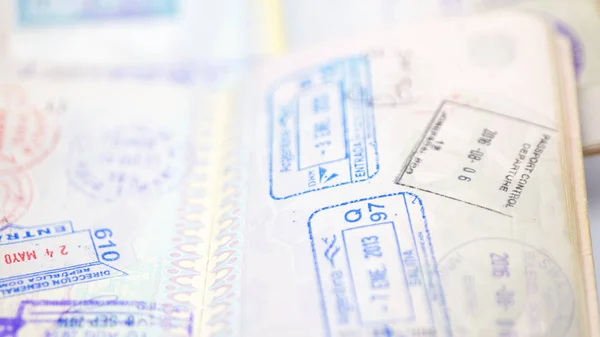 Размытие Паспорт Белом Фоне Понятие Путешествия Свободы Много Визы — стоковое фото
