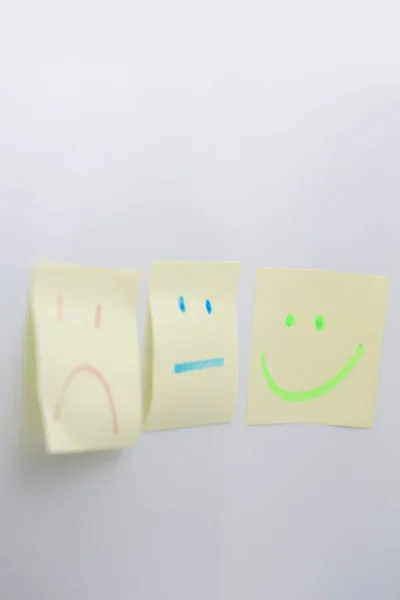 Witte Achtergrond Lege Ruimte Glimlach Memo Als Concept Van Emotie — Stockfoto