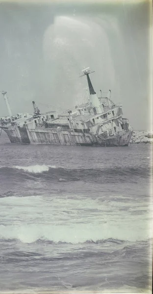 Cipro Barca Abbandonata Vicino Alla Costa Come Concetto Disastro Problema — Foto Stock