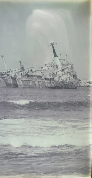 Cyprus Barco Abandonado Perto Costa Como Conceito Desastre Problema — Fotografia de Stock