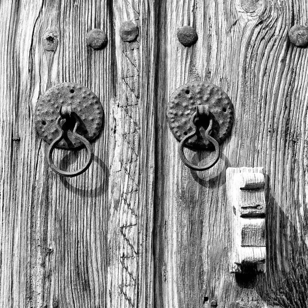 Cyprus Porta Velha Conceito Knocker Enferrujado Antigo Segurança — Fotografia de Stock