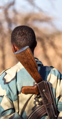  Etiyopya kara Afrika'da siyah bir asker ve silahını yatılı arıyorsunuz