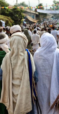Etiyopya, Lalibela-Ocak 2018--genna celebratio kalabalık içinde kimliği belirsiz kişi dolaylarında