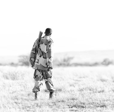  Etiyopya kara Afrika'da siyah bir asker ve silahını yatılı arıyorsunuz