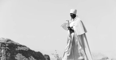  Etiyopya, Lalibela-Aralık 2017--tanımlanamayan rahip sokakta yürürken yaklaşık  