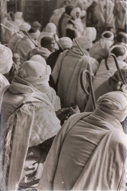 Etiyopya, Lalibela-Ocak 2018--genna celebratio kalabalık içinde kimliği belirsiz kişi dolaylarında