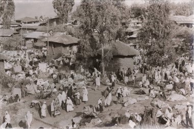 Etiyopya, Lalibela-Ocak 2018--genna celebratio kalabalık içinde kimliği belirsiz kişi dolaylarında