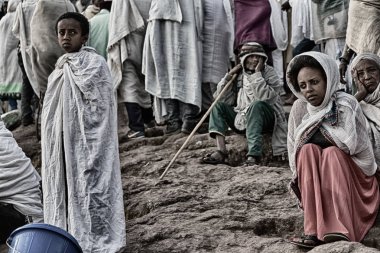 Etiyopya, Lalibela-Ocak 2018--genna celebratio kalabalık içinde kimliği belirsiz kişi dolaylarında