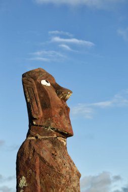 Şili rapa nui bir eski kültür antika ve mysteriuos muai heykeli sembolü