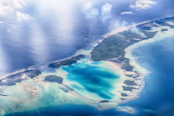 ポリネシアのモーレア島飛行機雲と海からサンゴ礁のビューの — ストック写真