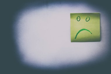 Beyaz arka plan ve boş yer duygu kavramı gibi faturasındaki gülümseme