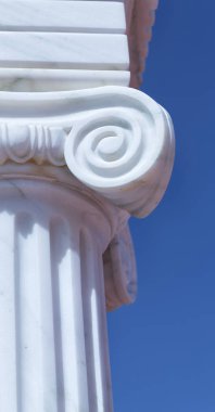 cyorus gökyüzünde kolon ve boş yer içinde belgili tanımlık geçmiş