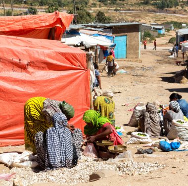 Etiyopya, Lalibela-Ocak 2018--piyasada kalabalık içinde kimliği belirsiz kişi dolaylarında