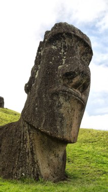 Şili rapa nui bir eski kültür antika ve mysteriuos muai heykeli sembolü
