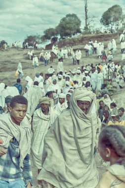 Etiyopya, Lalibela-Ocak 2018--genna celebratio kalabalık içinde kimliği belirsiz kişi dolaylarında