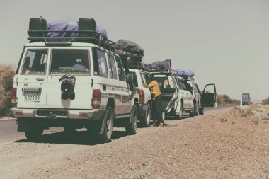 Etiyopya, Danakil-Ocak 2018--kimliği belirsiz kişi ve araba uzaktan insanlar yeryüzünde yaklaşık