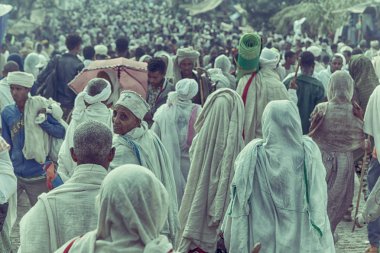 Etiyopya, Lalibela-Ocak 2018--genna celebratio kalabalık içinde kimliği belirsiz kişi dolaylarında