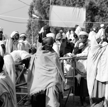 Etiyopya, Lalibela-Ocak 2018--genna celebratio kalabalık içinde kimliği belirsiz kişi dolaylarında