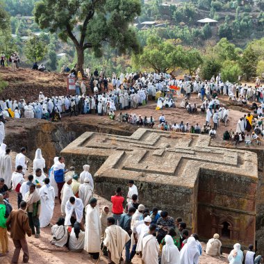 Etiyopya, Lalibela-Ocak 2018--genna kutlama ve churc kalabalık içinde kimliği belirsiz kişi dolaylarında
