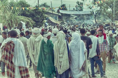 Etiyopya, Lalibela-Ocak 2018--genna celebratio kalabalık içinde kimliği belirsiz kişi dolaylarında