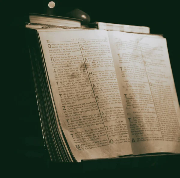 キプロスの信仰と宗教の概念のような暗い教会の古いギリシア語聖書 — ストック写真