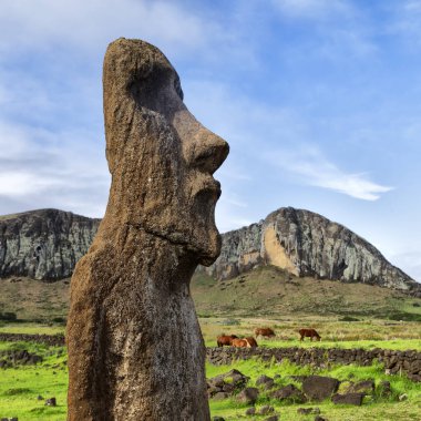 Şili rapa nui bir eski kültür antika ve mysteriuos muai heykeli sembolü