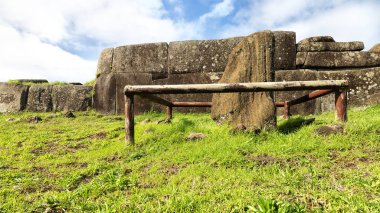 Şili rapa nui bir eski kültür antika ve mysteriuos muai heykeli sembolü