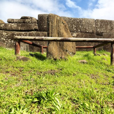 Şili rapa nui bir eski kültür antika ve mysteriuos muai heykeli sembolü