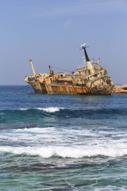 abandonated Kıbrıs'ta tekne yakınındaki kıyı şeridi kavramı od afet ve sorun gibi
