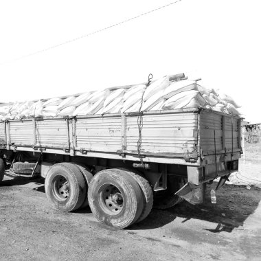 afar kamyon dolusu torba tuz Köyü ve daire yakınındaki yeryüzünde Danakil Etiyopya Afrika'da