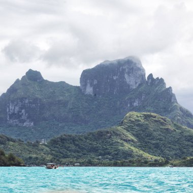 polinesya bora bora deniz ve bulut yakınlarındaki tepe islland