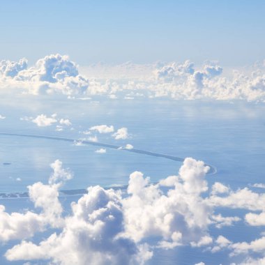 Polinezyası moorea uçak bulut ve okyanus resif görünümünü