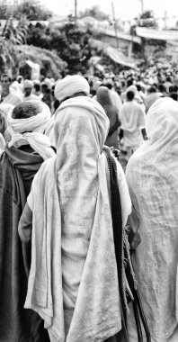 Etiyopya, Lalibela-Ocak 2018--genna celebratio kalabalık içinde kimliği belirsiz kişi dolaylarında