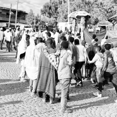 Etiyopya, Lalibela-Ocak 2018--genna celebratio kalabalık içinde kimliği belirsiz kişi dolaylarında