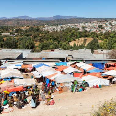 Etiyopya, Lalibela-Ocak 2018--piyasada kalabalık içinde kimliği belirsiz kişi dolaylarında