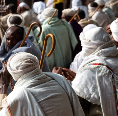 Etiyopya, Lalibela-Ocak 2018--genna celebratio kalabalık içinde kimliği belirsiz kişi dolaylarında