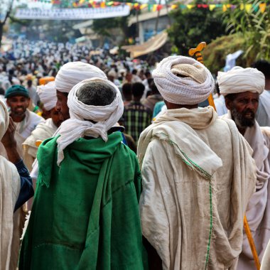 Etiyopya, Lalibela-Ocak 2018--genna celebratio kalabalık içinde kimliği belirsiz kişi dolaylarında