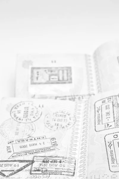 Θάμπωμα Και Διαβατήριο Στο Λευκό Φόντο Σαν Ιδέα Του Ταξιδιού — Φωτογραφία Αρχείου