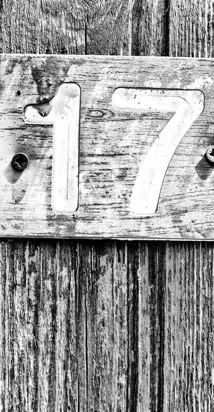 在塞浦路斯在老门的数字十七在一个生锈的和肮脏的板块概念 — 图库照片