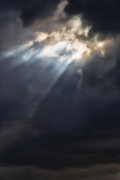 bulutlu gökyüzü ışık kavramı kutsal cennet ve barış gibi bir ışın