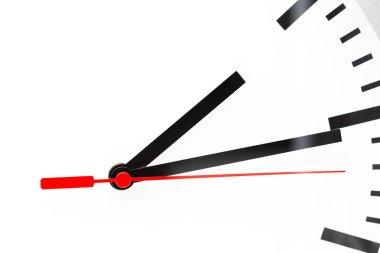 Saat ve kırmızı ok gibi atık zaman ve iş kavramı içinde beyaz arka plan bulanıklık