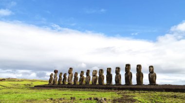 Şili rapa nui bir eski kültür antika ve mysteriuos muai heykeli sembolü