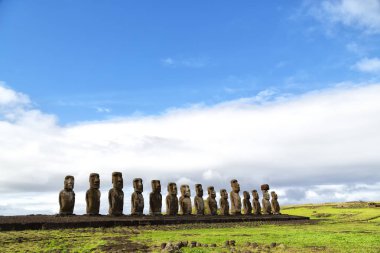 Şili rapa nui bir eski kültür antika ve mysteriuos muai heykeli sembolü